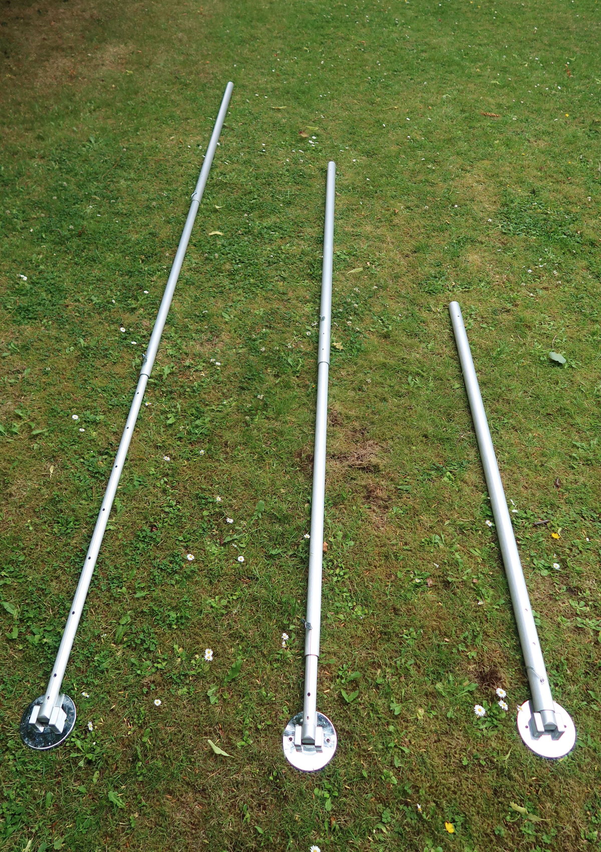 Uprights at full extension (360cm), minimum configured length (246.5cm) and packed for transport (146cm).